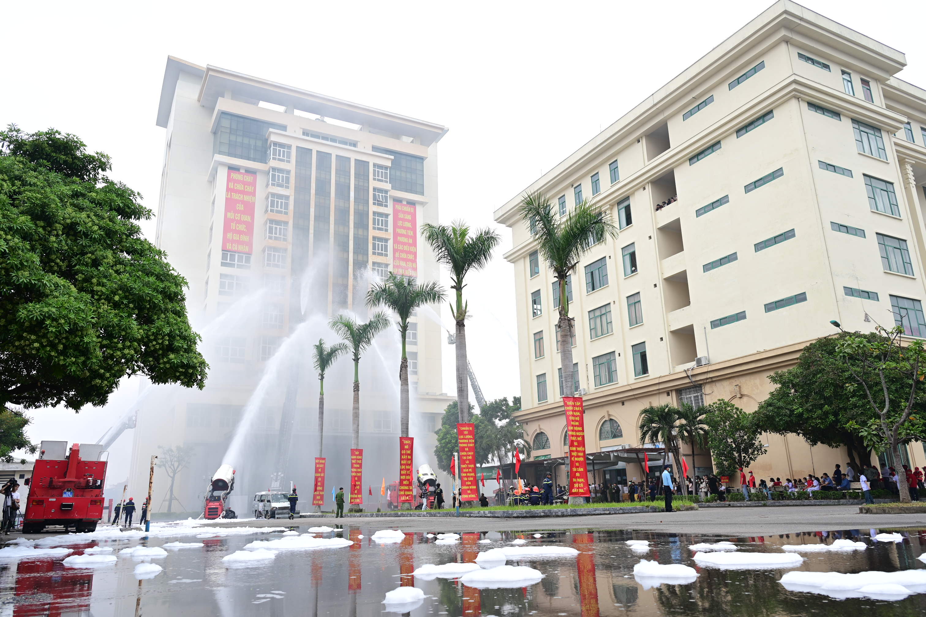 Thực tập phương án chữa cháy và CNCH cấp thành phố năm 2025 phối hợp nhiều lực lượng tại Trường Đại học Y Dược Hải Phòng